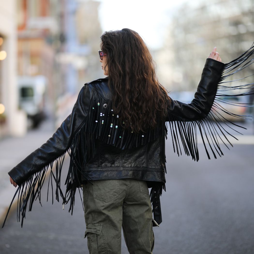 Planujesz kupić tylko jedną rzecz na wiosnę? Kurtka z frędzlami to najlepszy wybór. „Perełka"